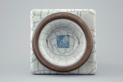 Un vase de forme cong en porcelaine &agrave; gla&ccedil;ure de type ge, Chine, 19/20&egrave;me